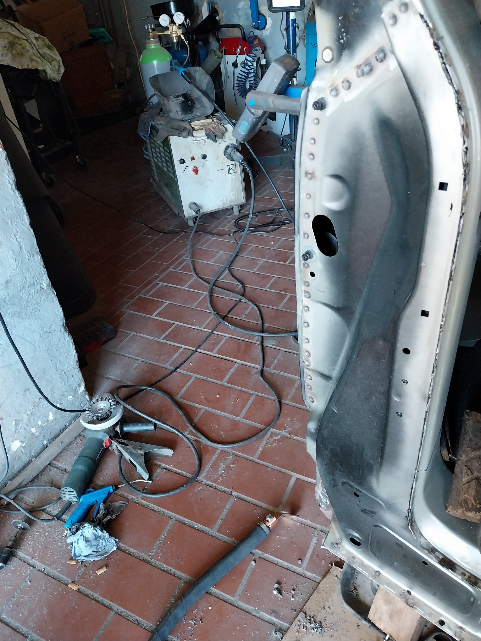 Rückleuchtenaufname eingeschweißt